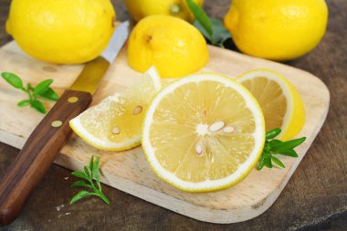 taze limon bütün ve dilim limon yaprak ile