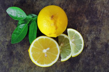 taze limon bütün ve dilim limon yaprak ile