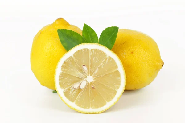 Limón fresco entero y rebanada con hoja de limón — Foto de Stock