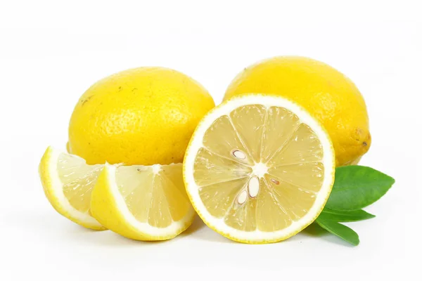 Limón fresco entero y rebanada con hoja de limón — Foto de Stock