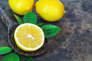 taze limon bütün ve dilim limon yaprak ile