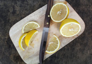 taze limon bütün ve dilim limon yaprak ile