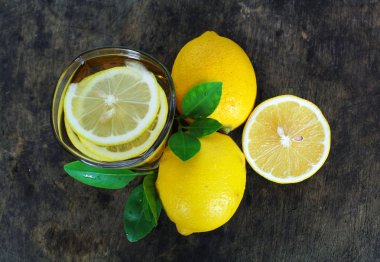 taze limon bütün ve dilim limon yaprak ile