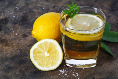 taze limon bütün ve dilim limon yaprak ile