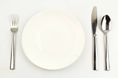 Beyaz tabak kaşık ve çatal ile beyaz arka plan dekorasyon