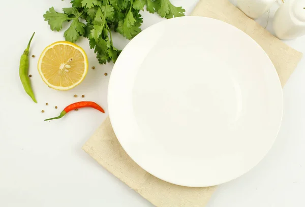 Άσπρο πιάτο σε λευκό φόντο διακόσμηση με κουτάλι και πιρούνι — Φωτογραφία Αρχείου