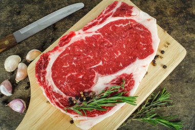 Yemek pişirmek için kaburga sığır eti hazırlama slayt