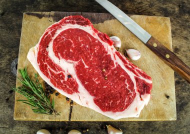 Yemek pişirmek için kaburga sığır eti hazırlama slayt