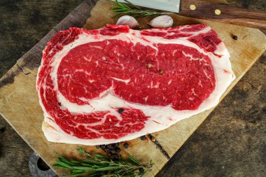 Yemek pişirmek için kaburga sığır eti hazırlama slayt