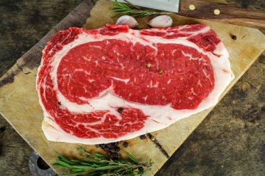 Yemek pişirmek için kaburga sığır eti hazırlama slayt