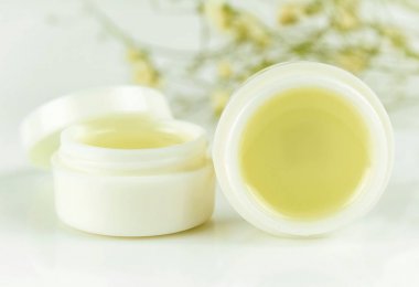 Nane Dudak kremi jel izole üzerinde beyaz arka plan