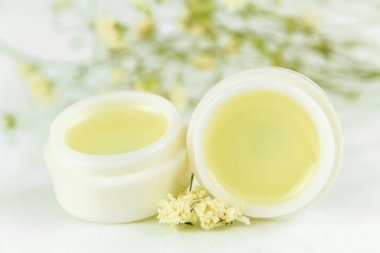 Nane Dudak kremi jel izole üzerinde beyaz arka plan