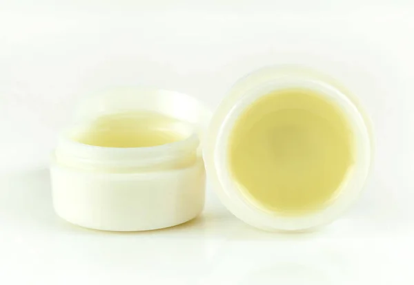 Gel de bálsamo labial de hortelã-pimenta isolado no fundo branco — Fotografia de Stock