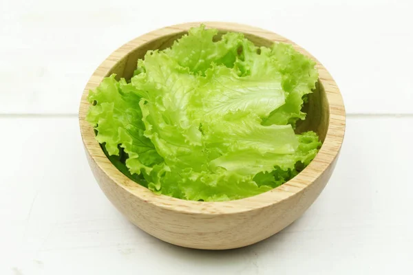 Hoja de ensalada. Lechuga aislada sobre fondo de madera — Foto de Stock