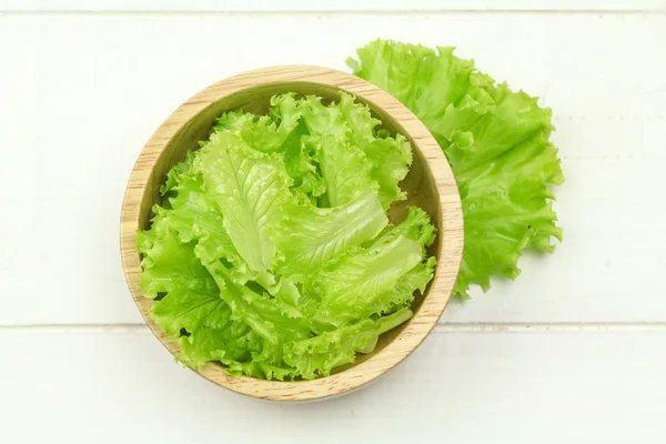 Sallad blad. Sallad isolerad på trä bakgrund — Stockfoto