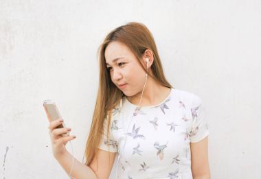 genç güzel kadın parlak kıyafeti müzik keyfi