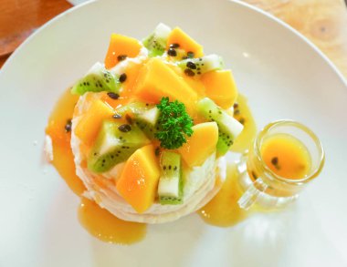 kivi ve Mango ile lezzetli tropikal Pavlova