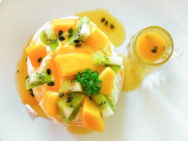 kivi ve Mango ile lezzetli tropikal Pavlova