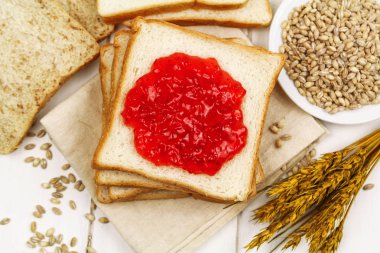 kahverengi ekmek ve beyaz arka plan üzerinde izole ekmek dilim