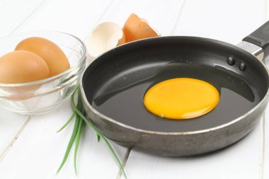 sahanda yumurta kahvaltı plaka üzerinde kalp şeklinde