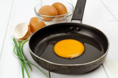 sahanda yumurta kahvaltı plaka üzerinde kalp şeklinde