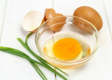 sahanda yumurta kahvaltı plaka üzerinde kalp şeklinde