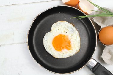 sahanda yumurta kahvaltı plaka üzerinde kalp şeklinde
