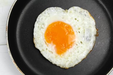 sahanda yumurta kahvaltı plaka üzerinde kalp şeklinde