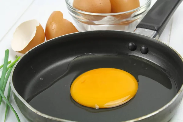 Smažené vejce k snídani na desce ve tvaru srdce — Stock fotografie