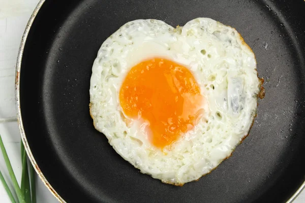 Sahanda yumurta kahvaltı plaka üzerinde kalp şeklinde — Stok fotoğraf