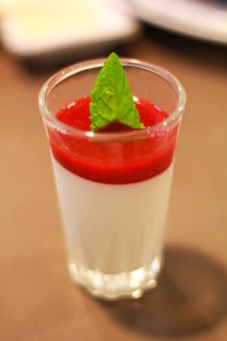 lezzetli tatlı panna cotta bir cam ve taze çilek