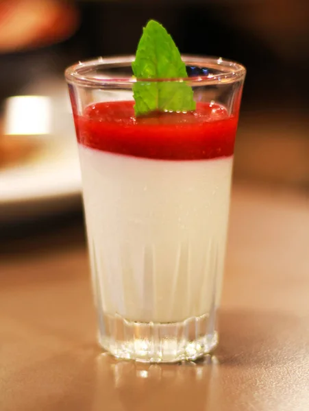 Delicioso postre panna cotta en un vaso y fresas frescas — Foto de Stock