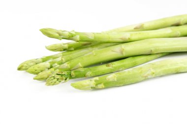 Kuşkonmaz beyaz bir arkaplanda izole edilmiş