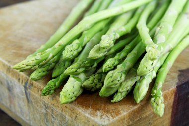 Kuşkonmaz beyaz bir arkaplanda izole edilmiş