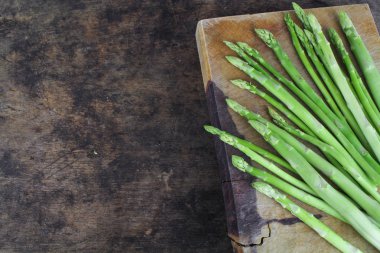 Kuşkonmaz beyaz bir arkaplanda izole edilmiş