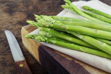 Kuşkonmaz beyaz bir arkaplanda izole edilmiş