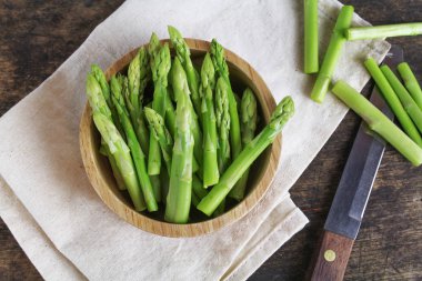 Kuşkonmaz beyaz bir arkaplanda izole edilmiş