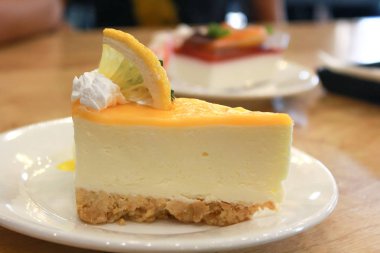 kahve dükkanında izole limon peynir pasta