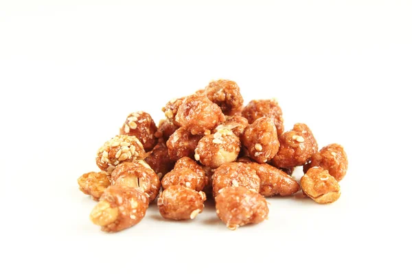 Сахарный арахис с белым кунжутом — стоковое фото