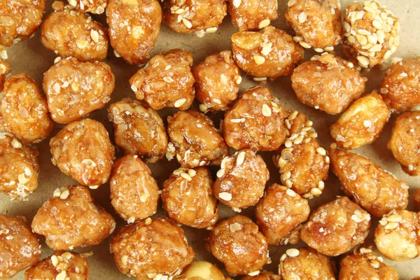 Amendoim açucarado com gergelim branco — Fotografia de Stock