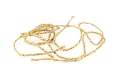 Beyaz arka plan üzerinde izole doğal lif manila halat