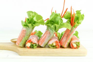 Yengeç sopa ve marul salata rulo