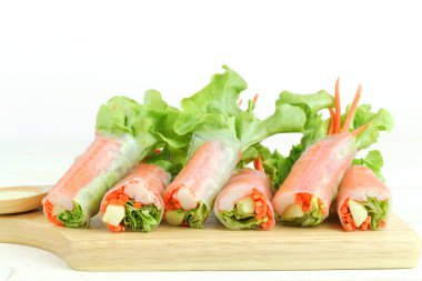 Yengeç sopa ve marul salata rulo