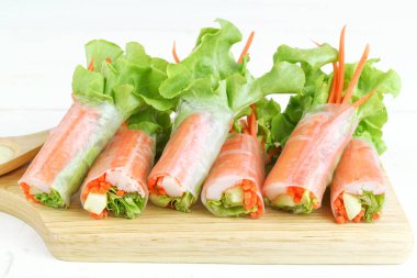 Yengeç sopa ve marul salata rulo