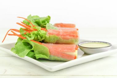 Yengeç sopa ve marul salata rulo