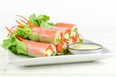 Yengeç sopa ve marul salata rulo