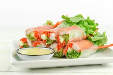 Yengeç sopa ve marul salata rulo