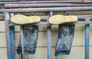 lastik çizmeler çelik kullanımdan sonra kurutulmuş.