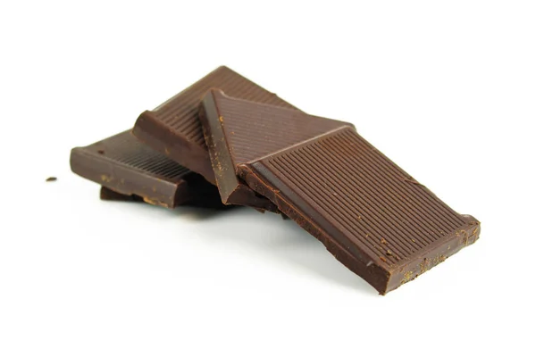 Kousky čokolády a čokoládou na bílém pozadí — Stock fotografie