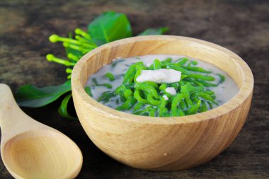 Tay tatlı pirinç şehriye ahşap masa üzerine Hindistan cevizi sütü ile yemiş pirinç yapılmış